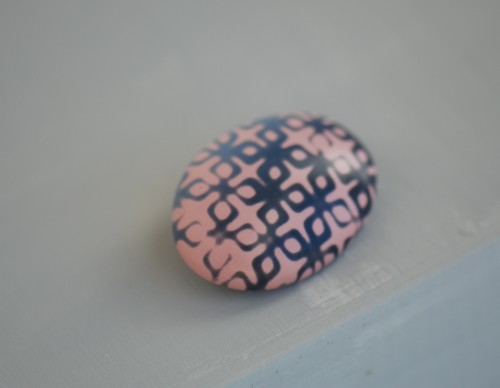 Ovali sagė „Pudros rausvumas su melsvai pilku ornamentu“ (pin01)
