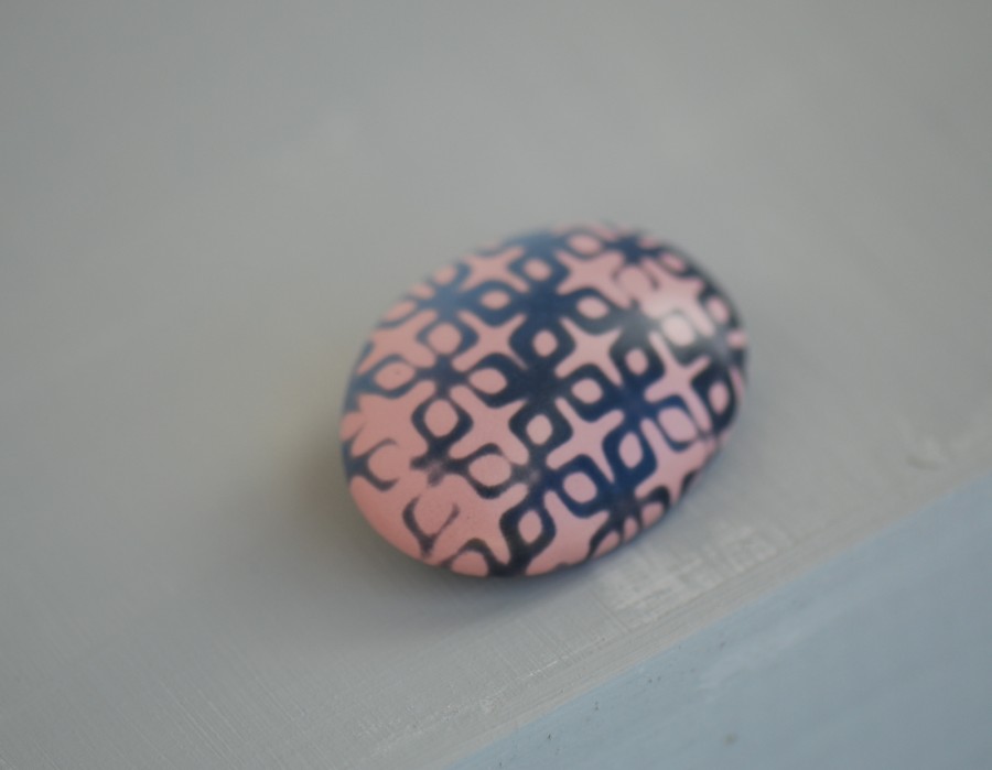 Ovali sagė „Pudros rausvumas su melsvai pilku ornamentu“ (pin01)