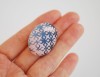 Ovali sagė „Pudros rausvumas su melsvai pilku ornamentu“ (pin01)