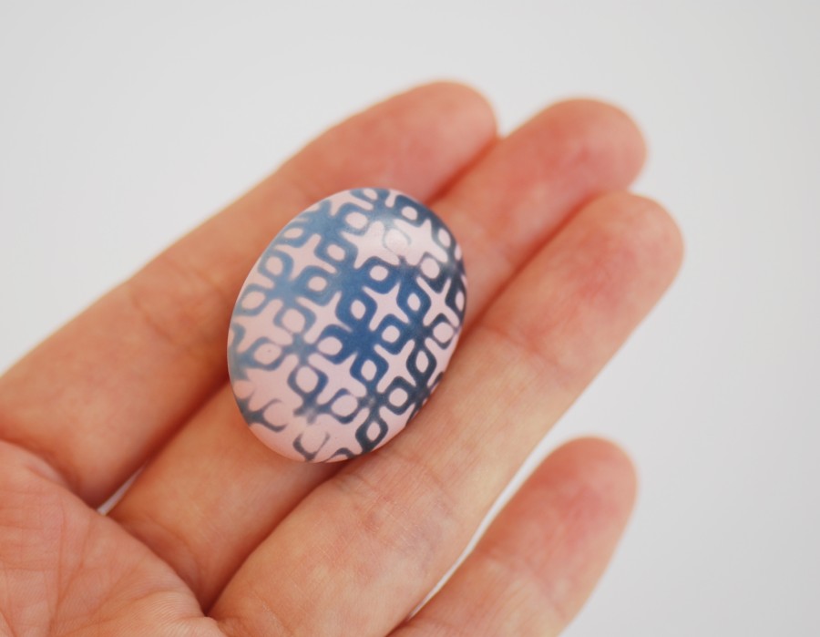 Ovali sagė „Pudros rausvumas su melsvai pilku ornamentu“ (pin01)