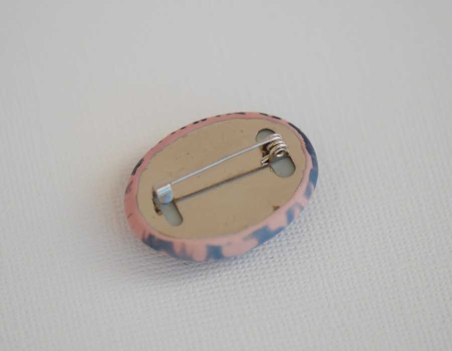 Ovali sagė „Pudros rausvumas su melsvai pilku ornamentu“ (pin01)