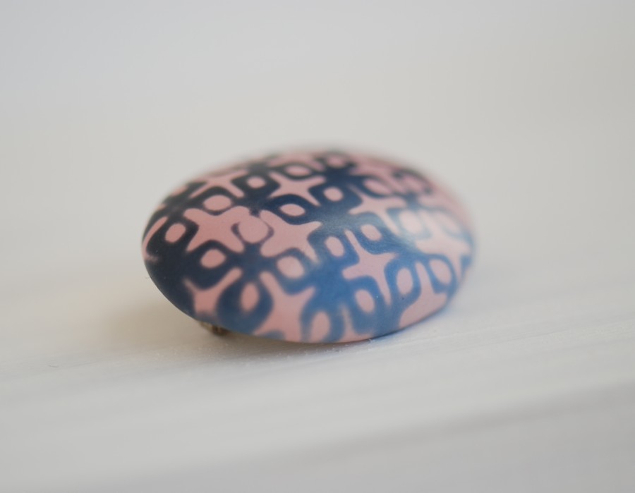 Ovali sagė „Pudros rausvumas su melsvai pilku ornamentu“ (pin01)
