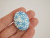 Ovali sagė „Žydri Shibori ornamentai“ (pin08)