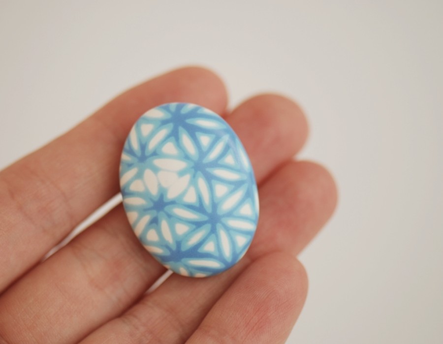 Ovali sagė „Žydri Shibori ornamentai“ (pin08)