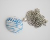 Pakabukas su žydrais ornamentais baltame fone „Dzin Dzen“ (pnd9)