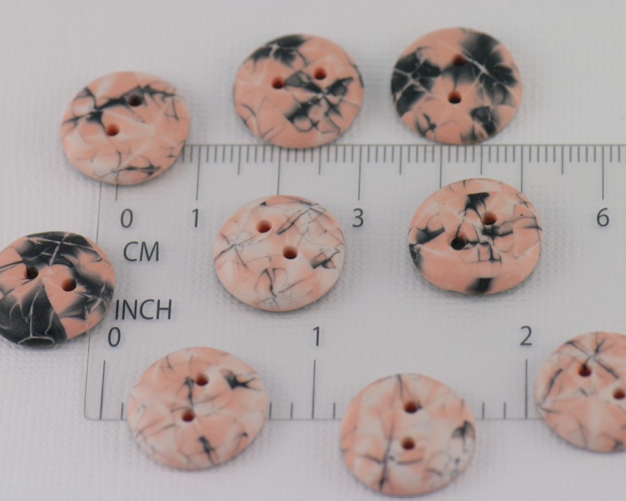 16 mm – 9 vnt. Rankų darbo, persiko rausvos ir juodos spalvų, sagų rinkinys „Batikos raštai“ (BT207)