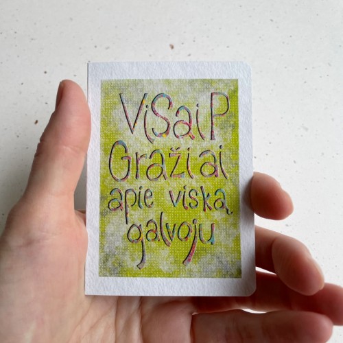 Mažas dvigubas atvirukas „Visaip gražiai apie viską galvoju“ su spalvotu rankų darbo vokeliu