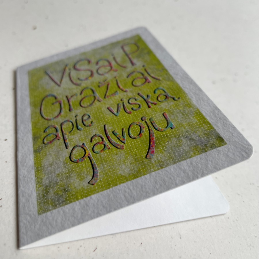 Mažas dvigubas atvirukas „Visaip gražiai apie viską galvoju“ su spalvotu rankų darbo vokeliu