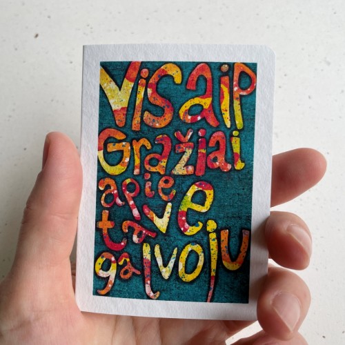 Mažas dvigubas atvirukas „Visaip gražiai apie tave galvoju“ su spalvotu rankų darbo vokeliu