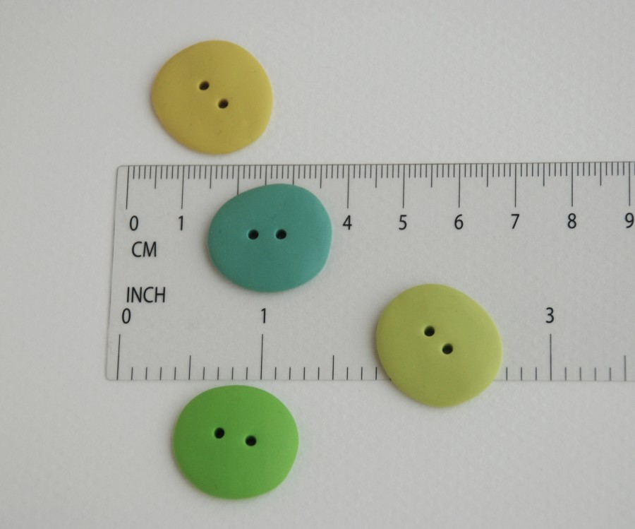 21 mm – 4 vnt. Žaliai geltonų atspalvių sagos (BT015)