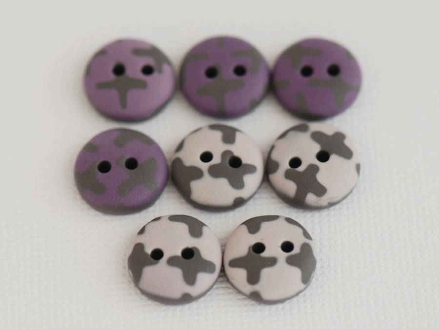 13 mm – 8 vnt. Violetinių, pilkų ir kreminių atspalvių raštuotos sagos (BT156)