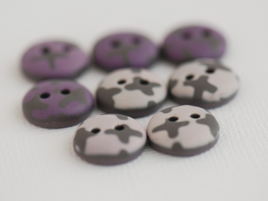 13 mm – 8 vnt. Violetinių, pilkų ir kreminių atspalvių raštuotos sagos (BT156)