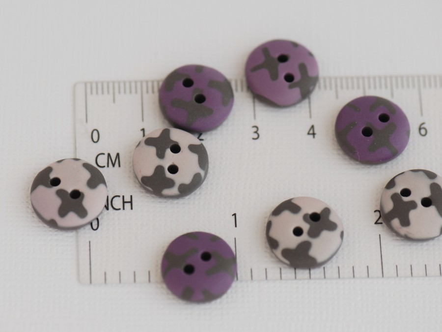 13 mm – 8 vnt. Violetinių, pilkų ir kreminių atspalvių raštuotos sagos (BT156)