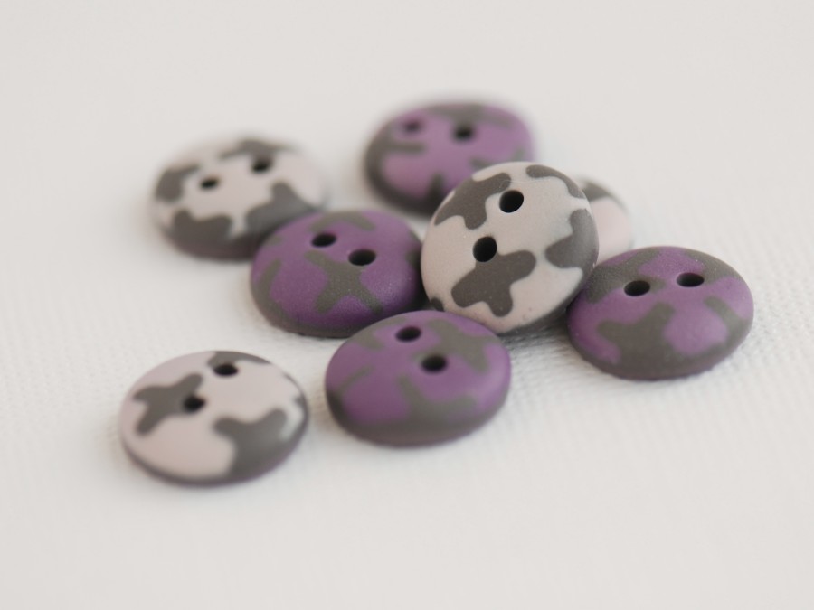 13 mm – 8 vnt. Violetinių, pilkų ir kreminių atspalvių raštuotos sagos (BT156)