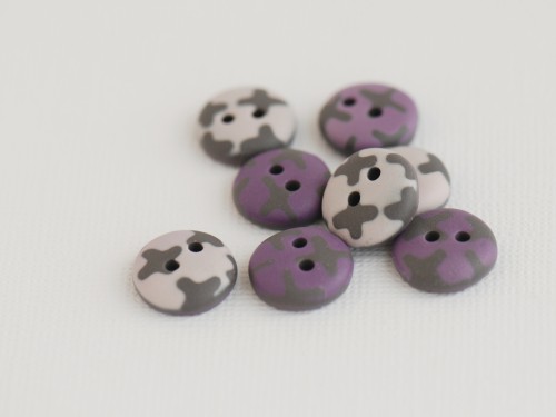 13 mm – 8 vnt. Violetinių, pilkų ir kreminių atspalvių raštuotos sagos (BT156)